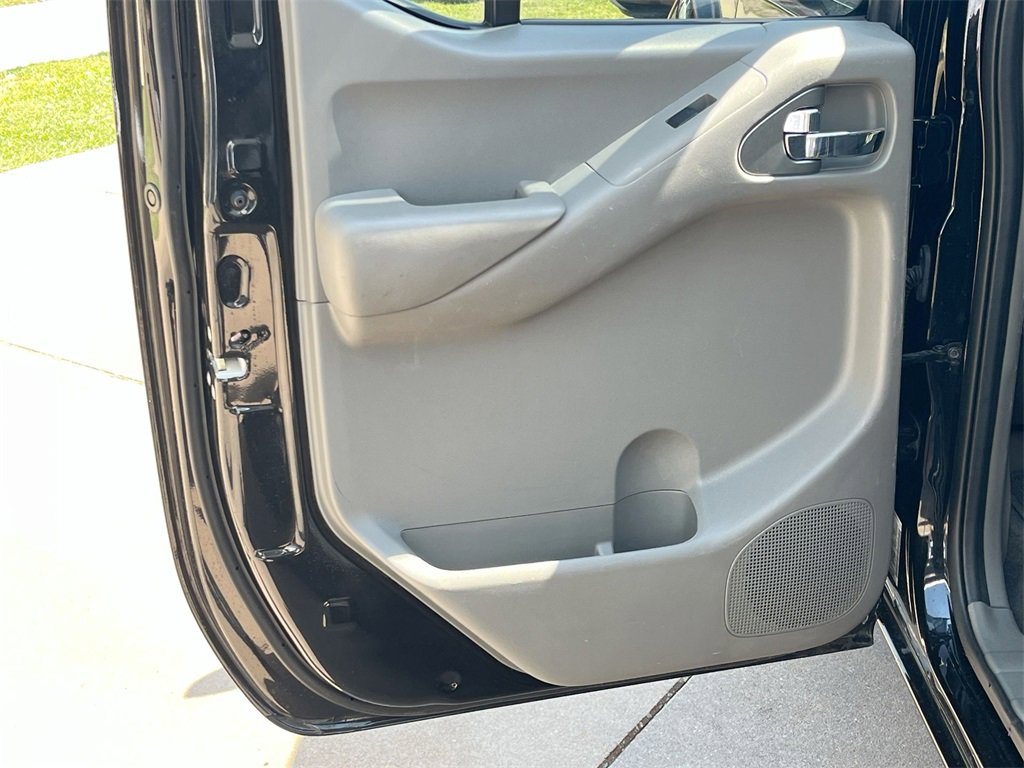 Used 2020 Nissan Frontier SV image 25