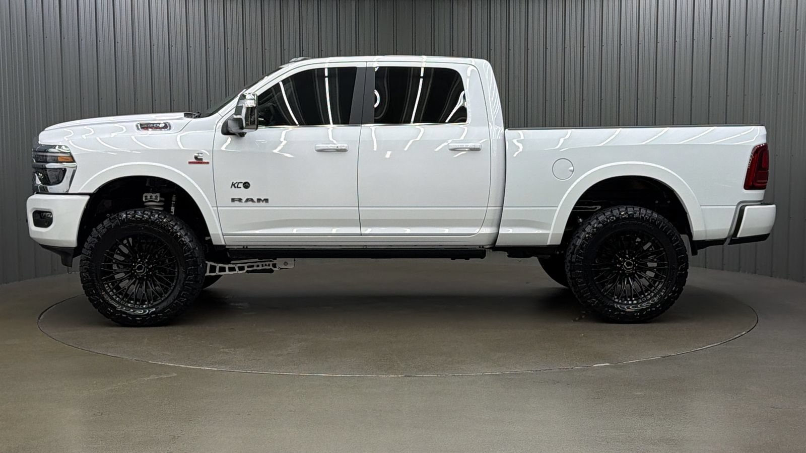 Used 2025 RAM 2500 Limited AWD/4WD image 2