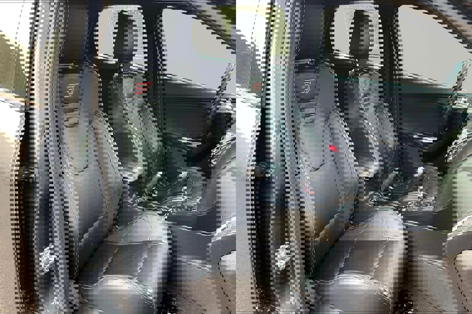 Used 2015 Ford Focus ST w/ Equipment Group 402A FWD image 29