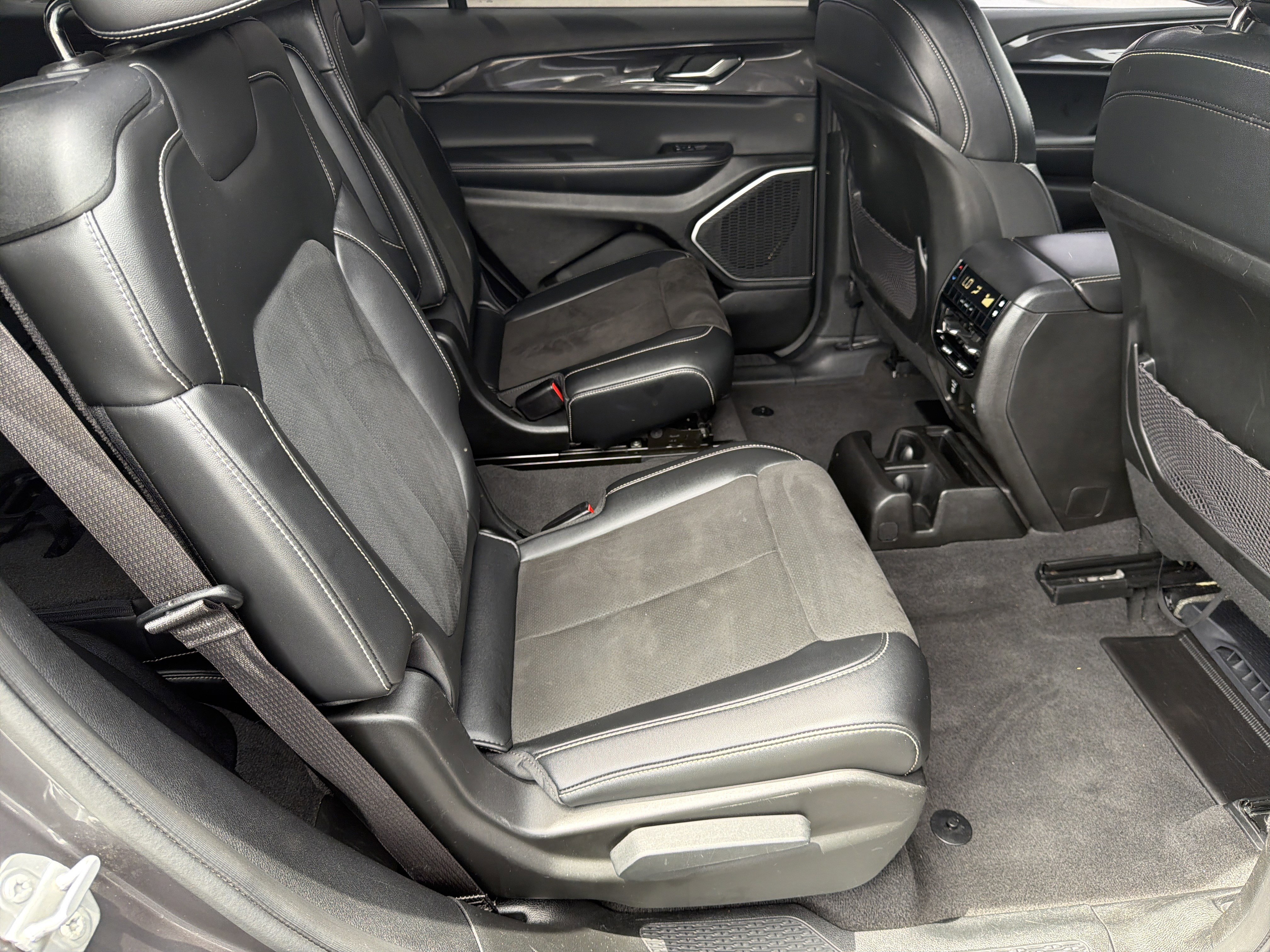 Used 2021 Jeep Grand Cherokee L Laredo RWD image 18