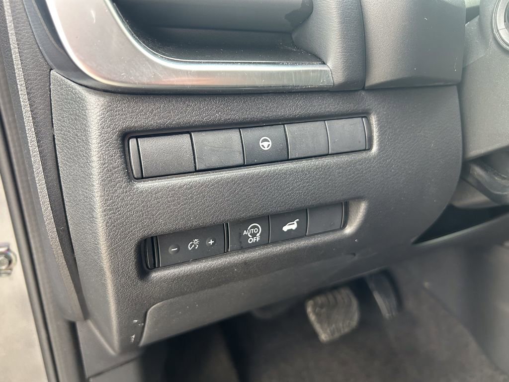 Used 2024 Nissan Rogue SV image 11