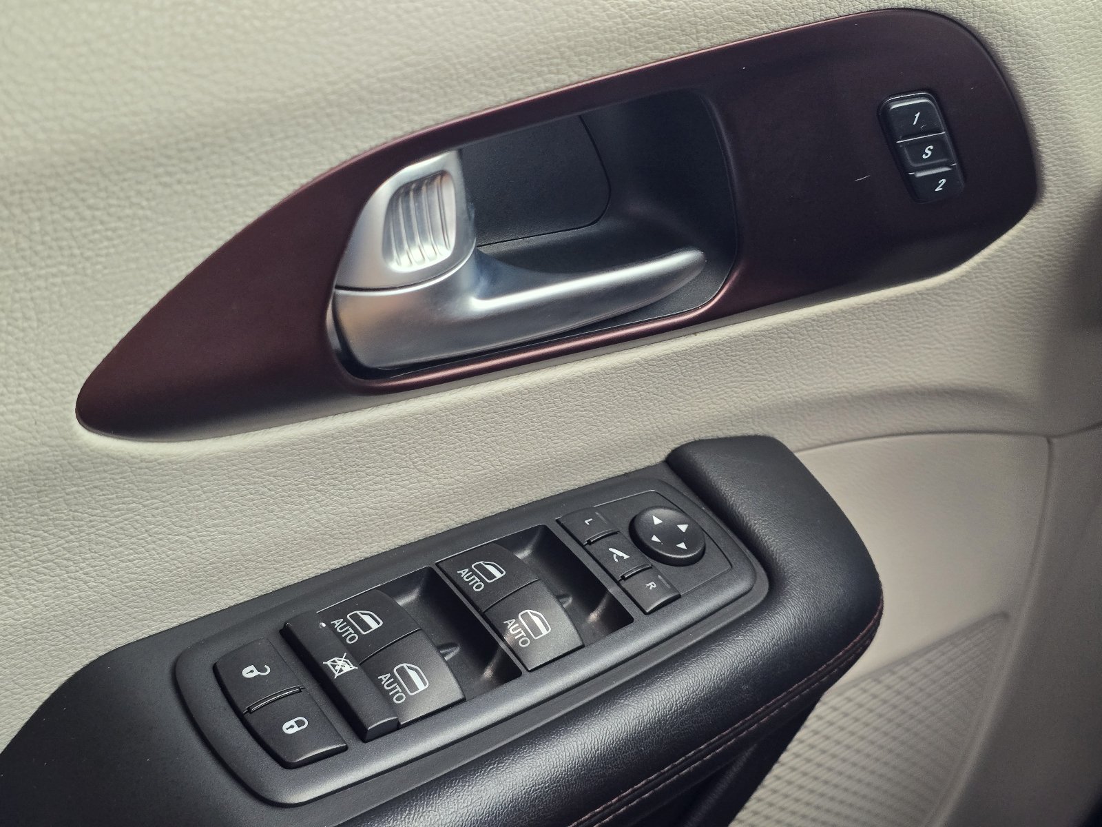Used 2020 Chrysler Pacifica Limited w/ Advanced Safetytec Group FWD image 23