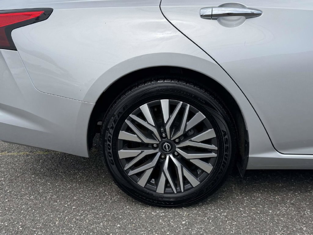 Used 2024 Nissan Altima 2.5 SV FWD image 11
