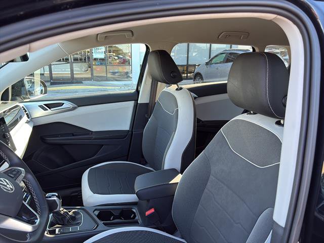 Certified 2025 Volkswagen Taos SE image 13