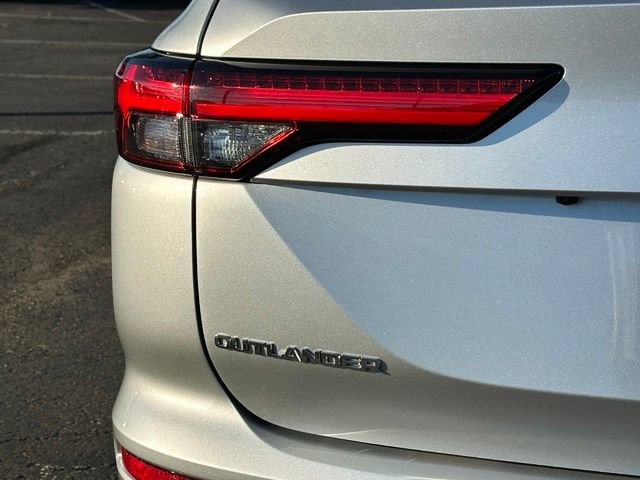 Used 2023 Mitsubishi Outlander SEL AWD/4WD image 16