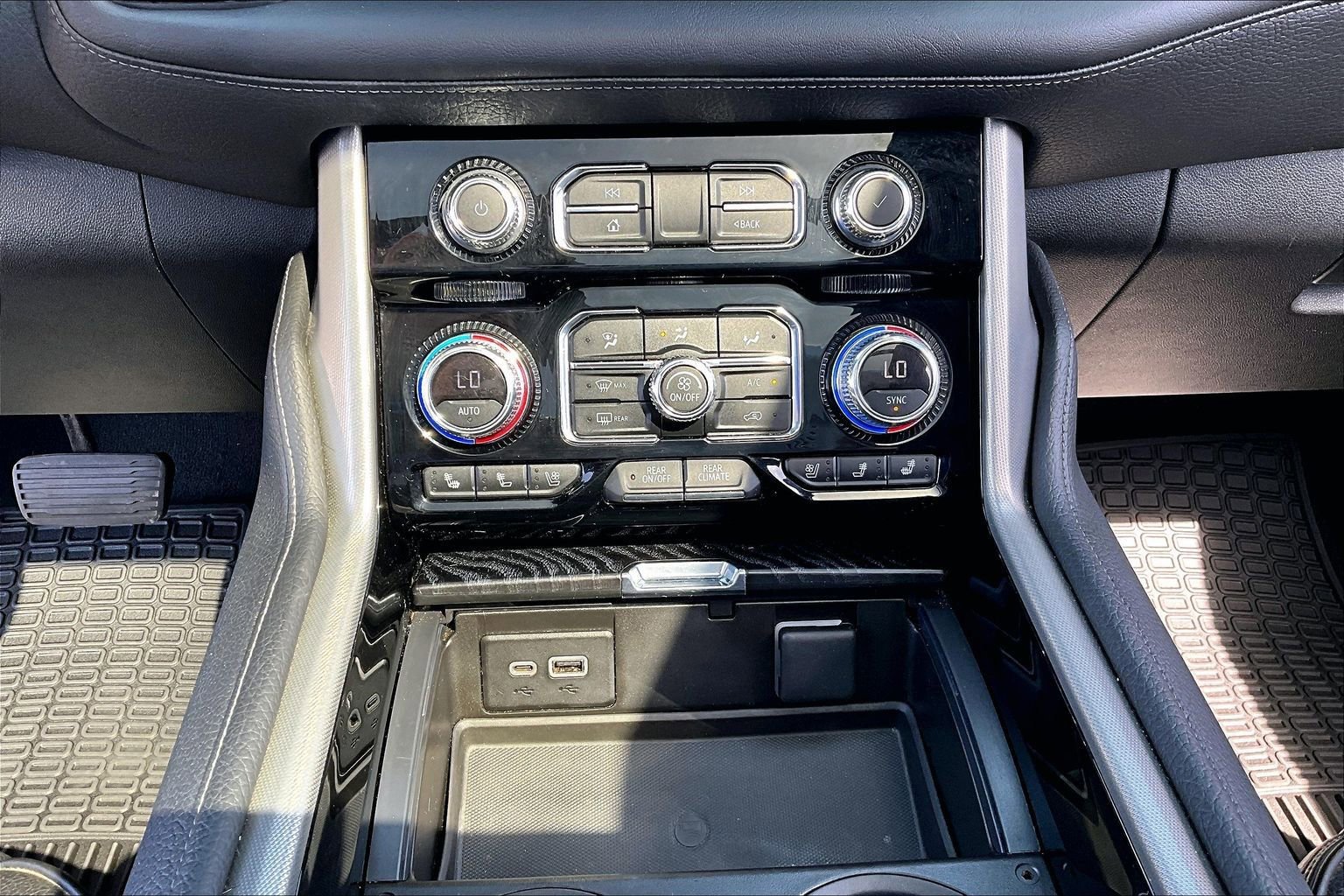 Used 2021 GMC Yukon Denali w/ Denali Premium Package image 24