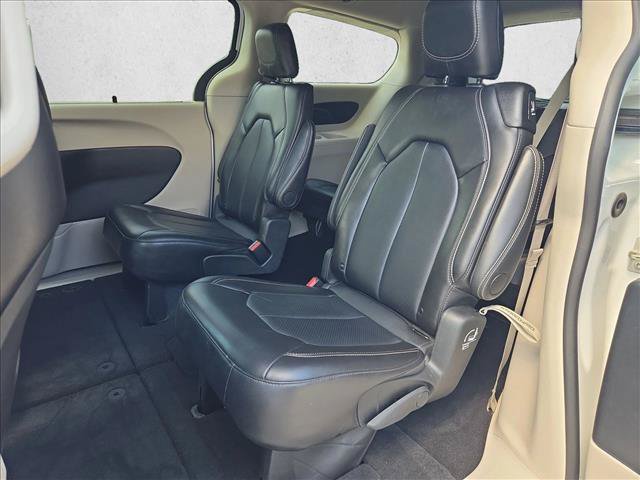 Used 2024 Chrysler Pacifica Touring-L FWD image 18