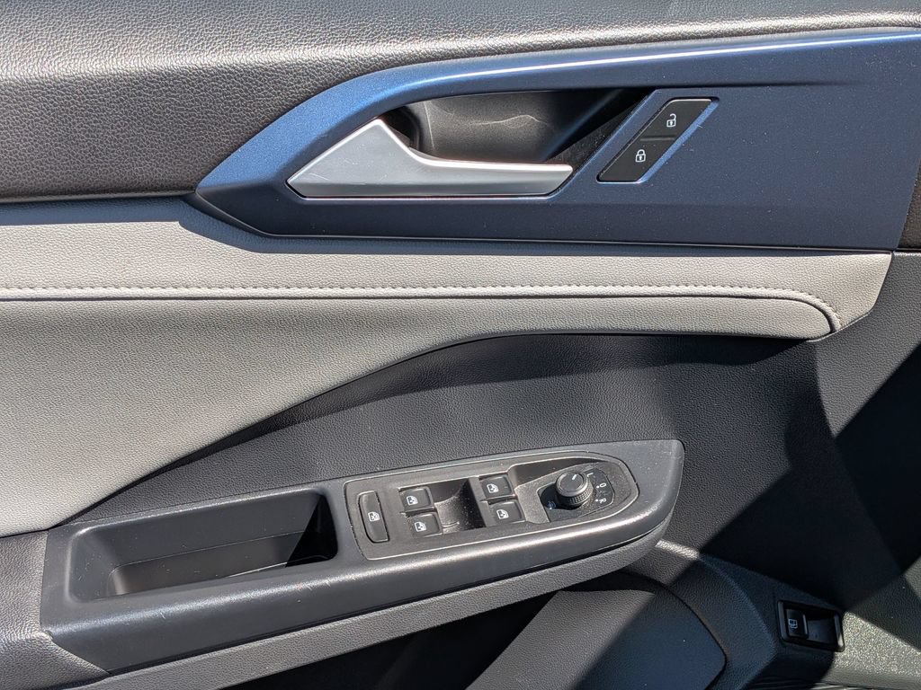 Used 2023 Volkswagen Taos SE w/ Panoramic Sunroof Package AWD/4WD image 15