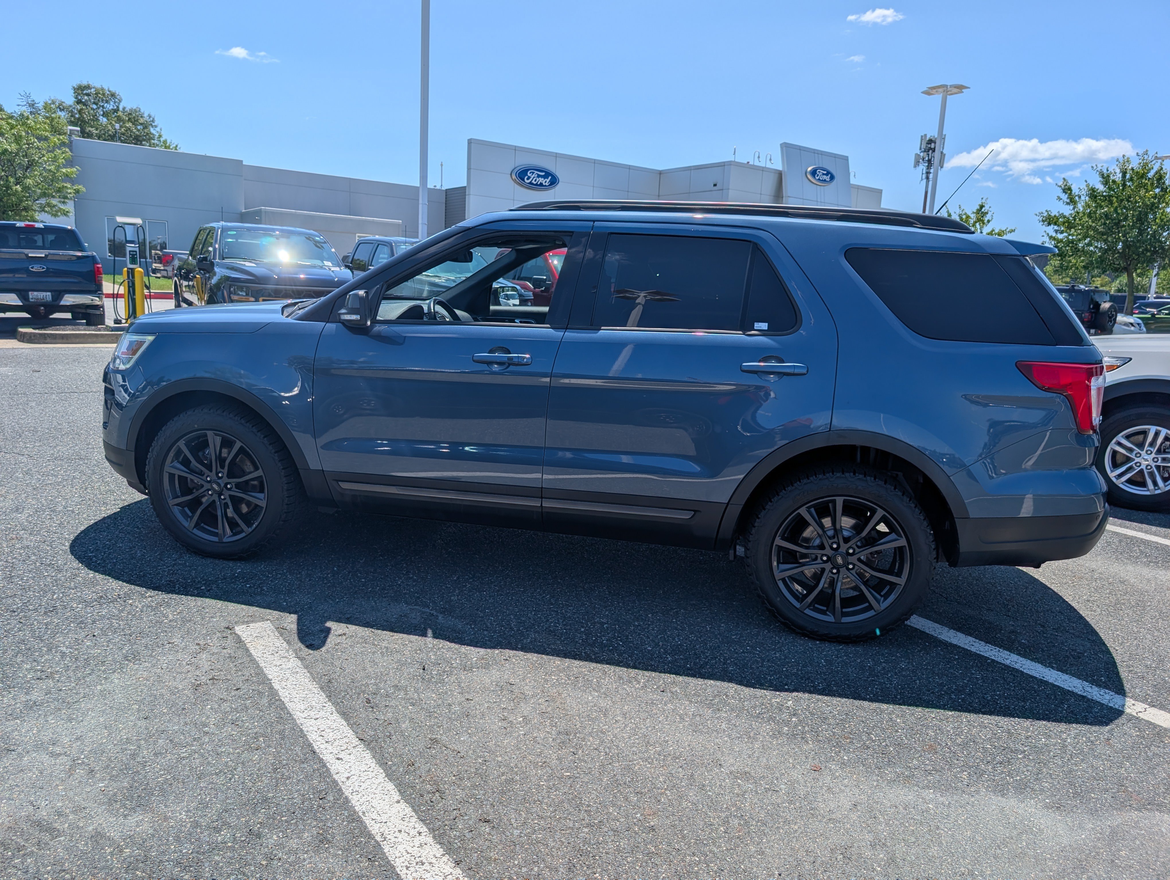 Certified 2018 Ford Explorer XLT w/ Equipment Group 202A AWD/4WD image 6