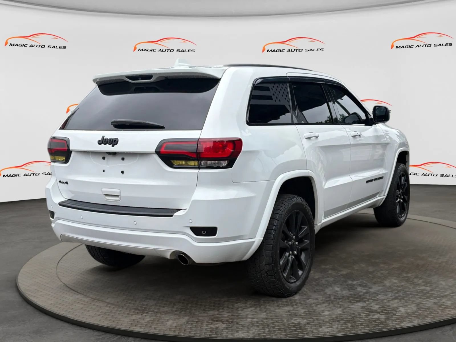 Used 2019 Jeep Grand Cherokee Altitude AWD/4WD image 10