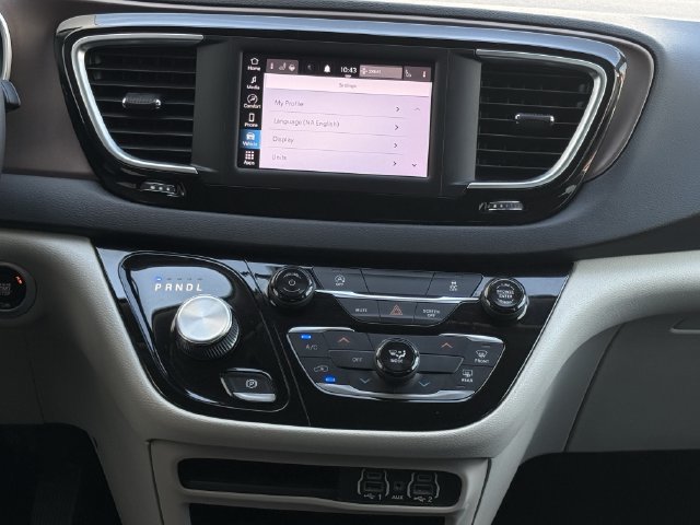 Used 2022 Chrysler Voyager LX FWD image 16