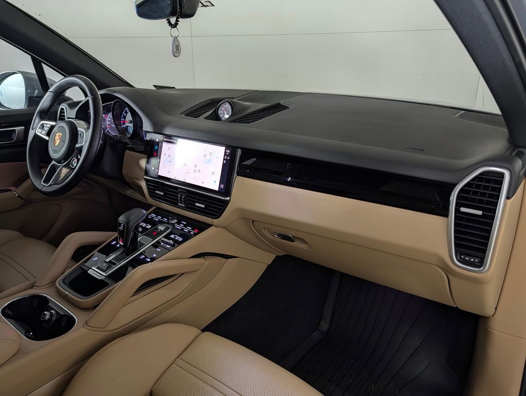 Certified 2023 Porsche Cayenne Platinum Edition image 19
