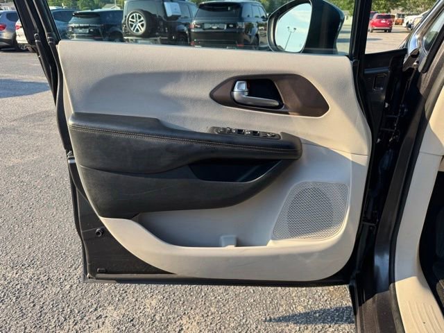 Used 2017 Chrysler Pacifica Touring FWD image 15