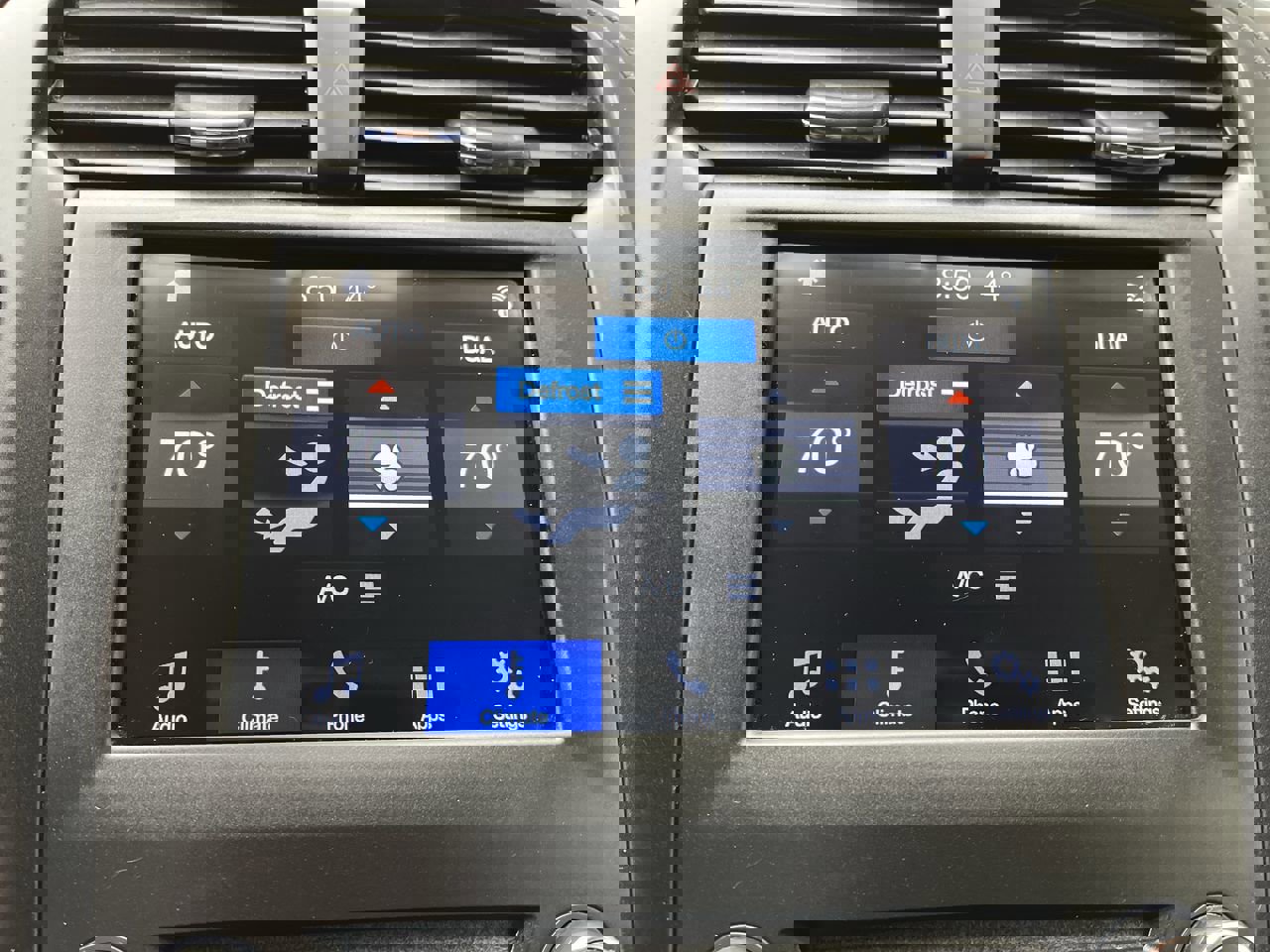 Used 2018 Ford Fusion SE w/ Equipment Group 201A FWD image 19