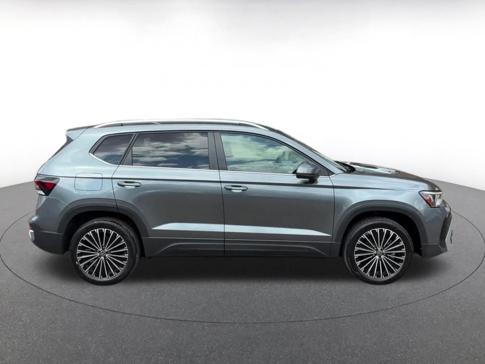 Used 2025 Volkswagen Taos SE FWD image 16