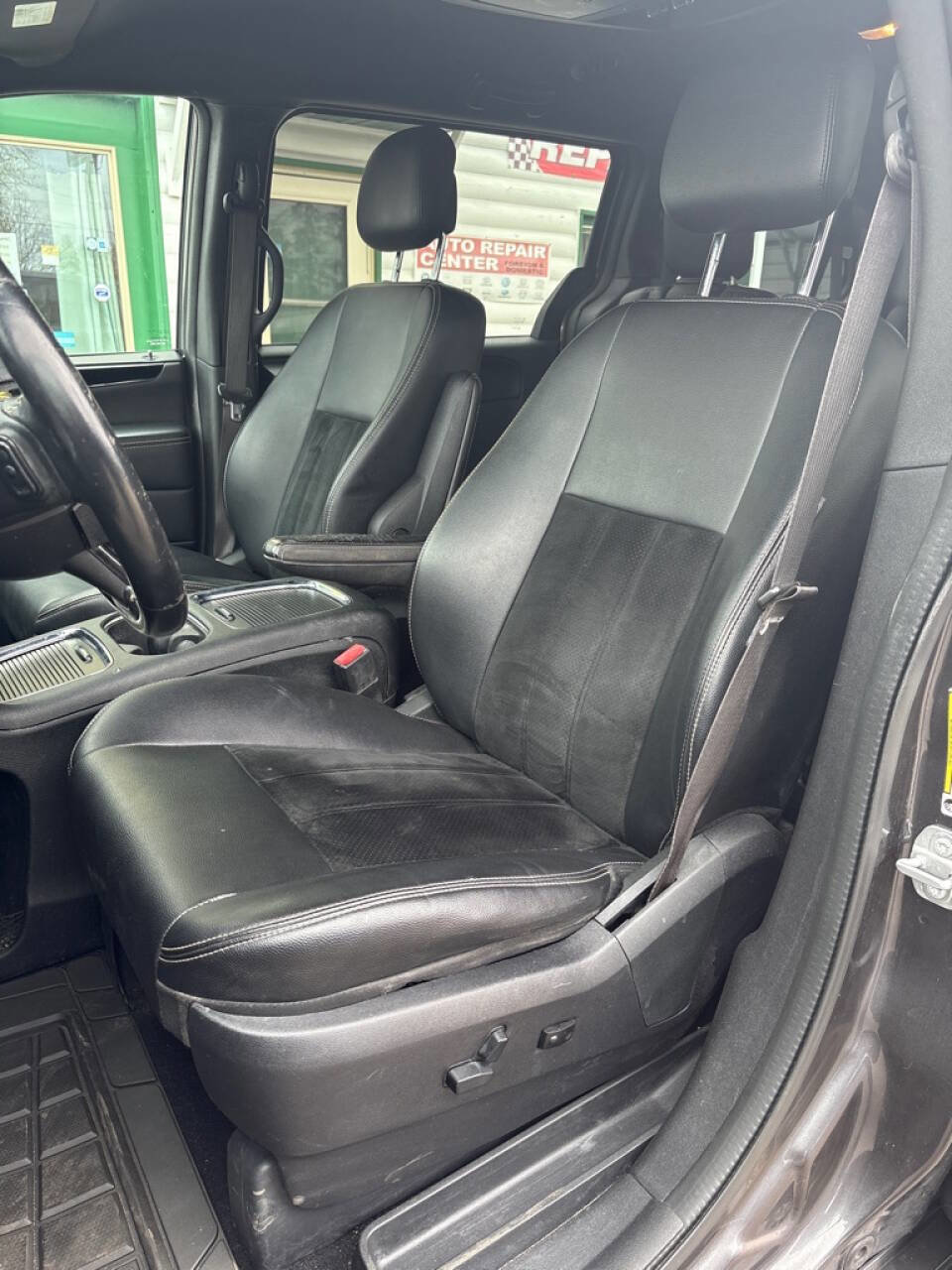 Used 2018 Dodge Grand Caravan SXT w/ Blacktop Package FWD image 15