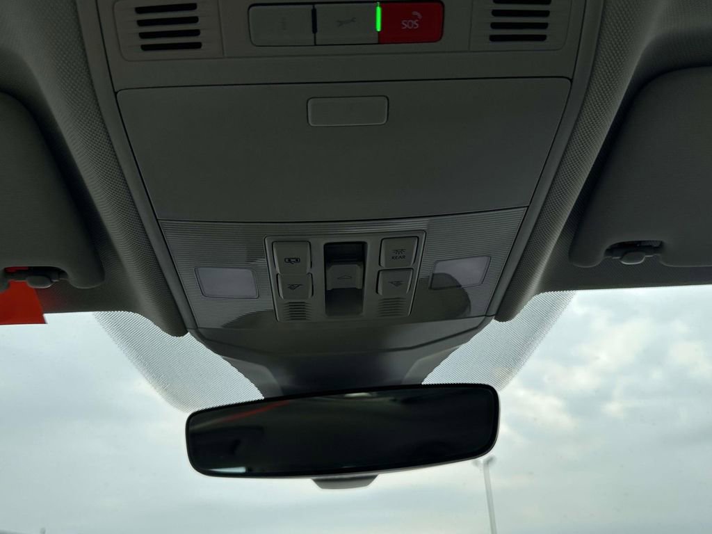 Certified 2025 Volkswagen Jetta SE w/ Sunroof Package image 31