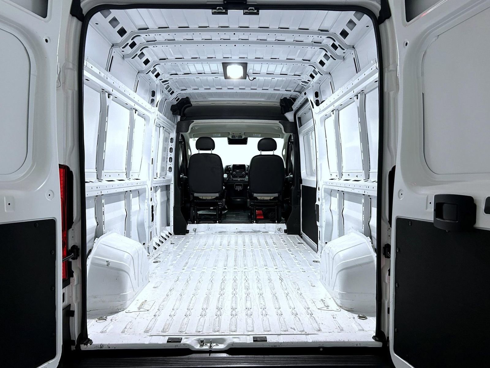 Used 2025 RAM ProMaster 2500 w/ Convenience Group FWD image 9