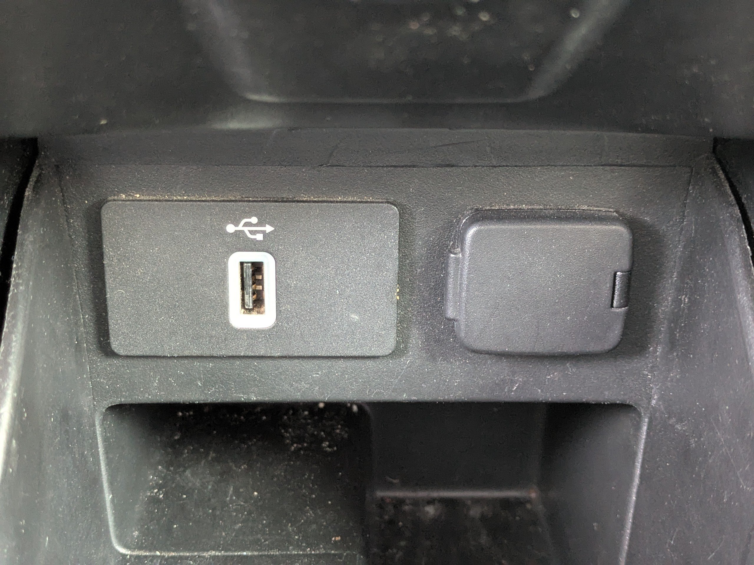 Used 2017 Ford Explorer XLT w/ Equipment Group 202A FWD image 29