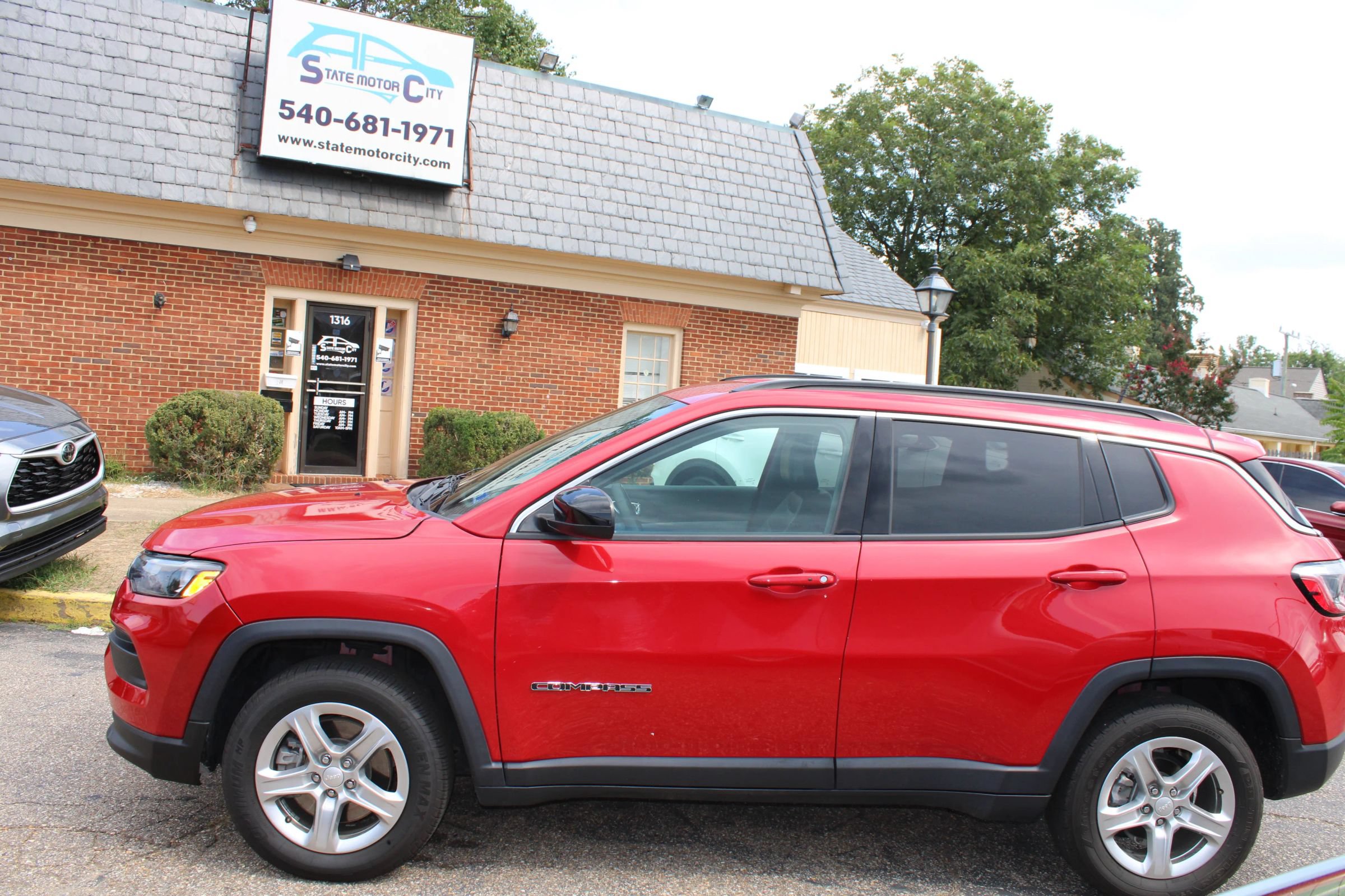 Used 2024 Jeep Compass Latitude AWD/4WD image 2