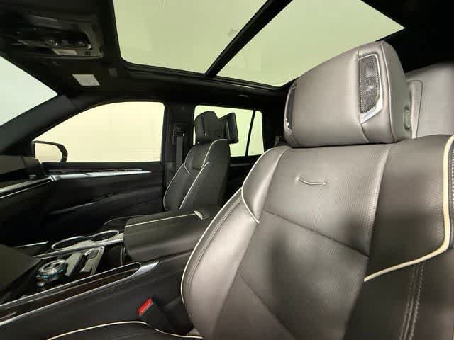 Used 2026 Cadillac Escalade Luxury AWD/4WD image 14