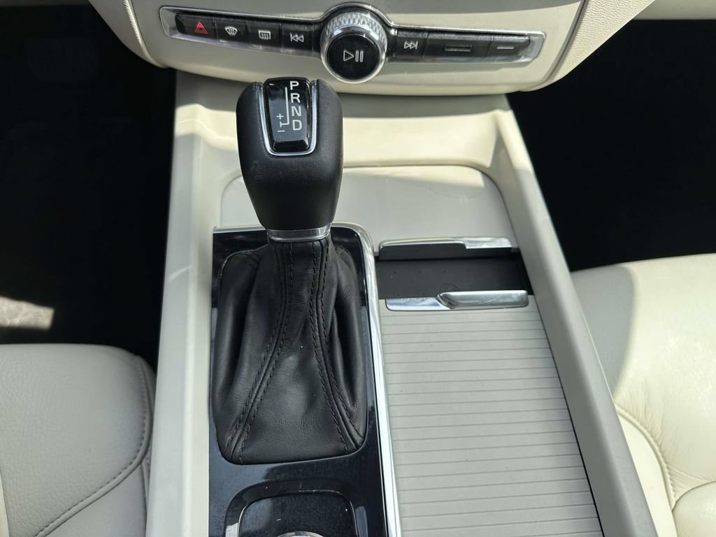 Used 2021 Volvo XC60 T5 Momentum AWD/4WD image 27
