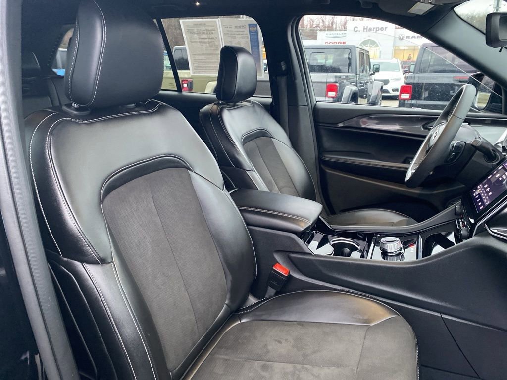 Used 2023 Jeep Grand Cherokee Altitude image 9