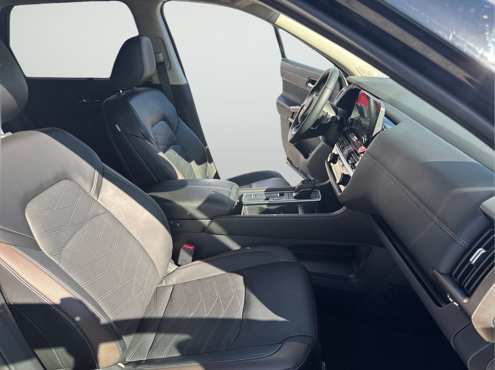 Certified 2025 Nissan Pathfinder Platinum w/ Cargo Package FWD image 43
