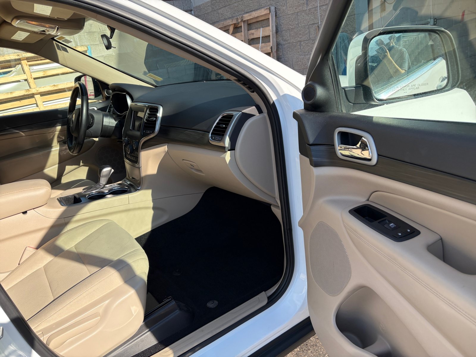 Used 2021 Jeep Grand Cherokee Laredo AWD/4WD image 27