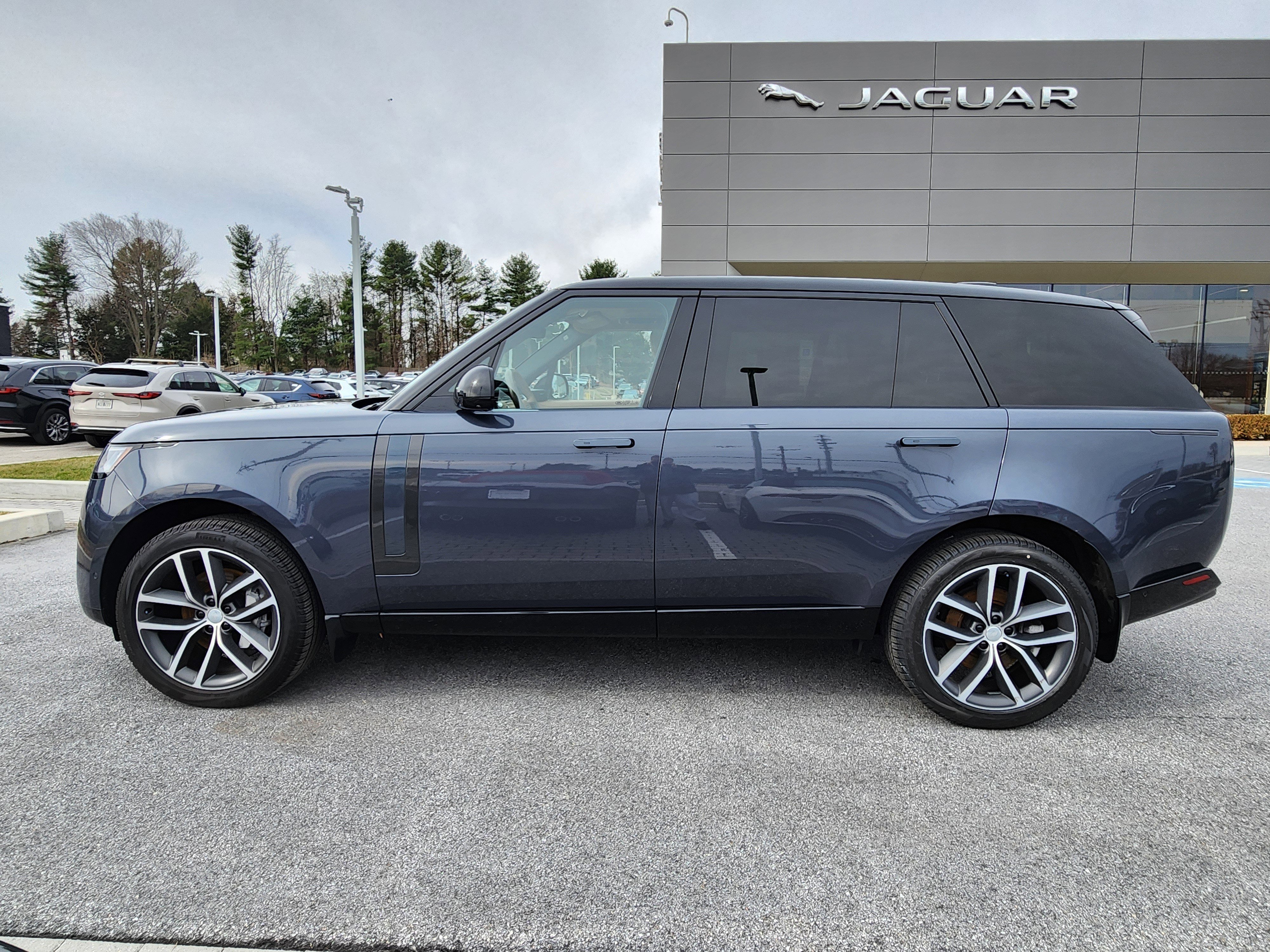 Certified 2024 Land Rover Range Rover Long Wheelbase SE image 5