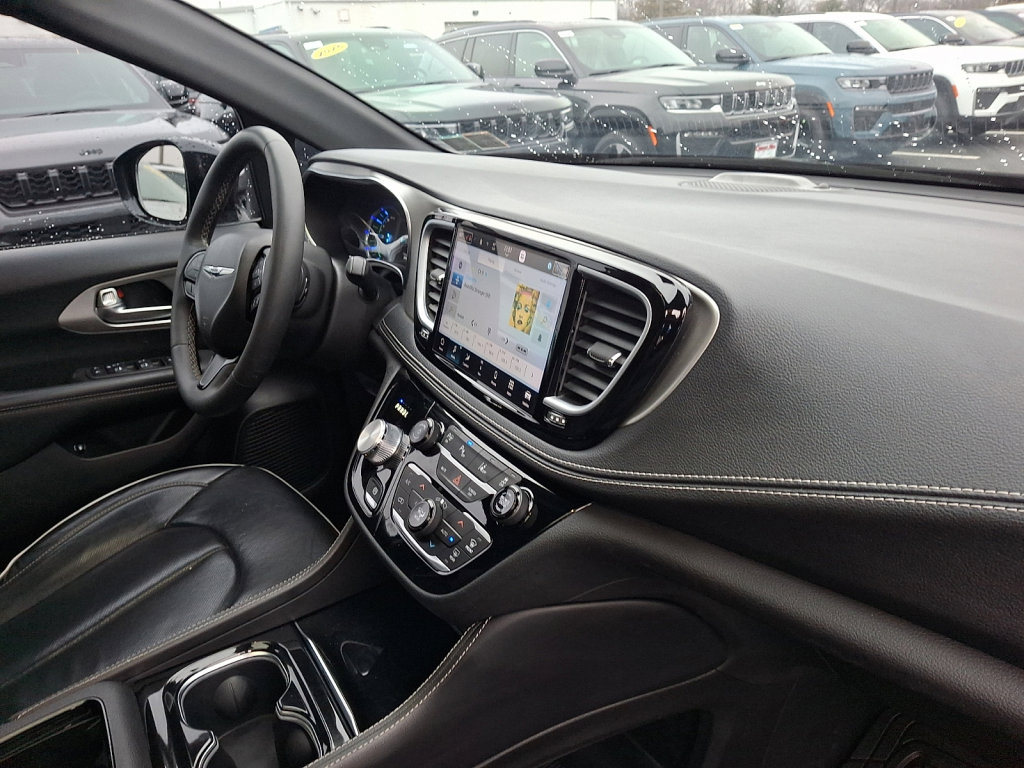 Used 2023 Chrysler Pacifica Limited w/ S Appearance Package image 12