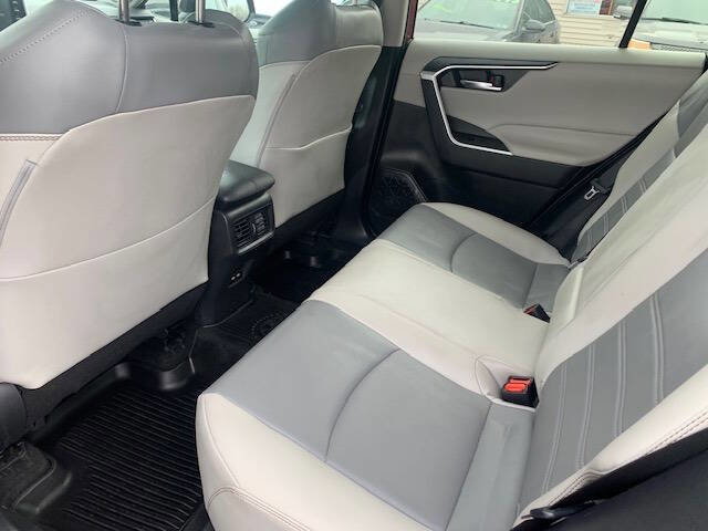 Used 2021 Toyota RAV4 XLE Premium image 13