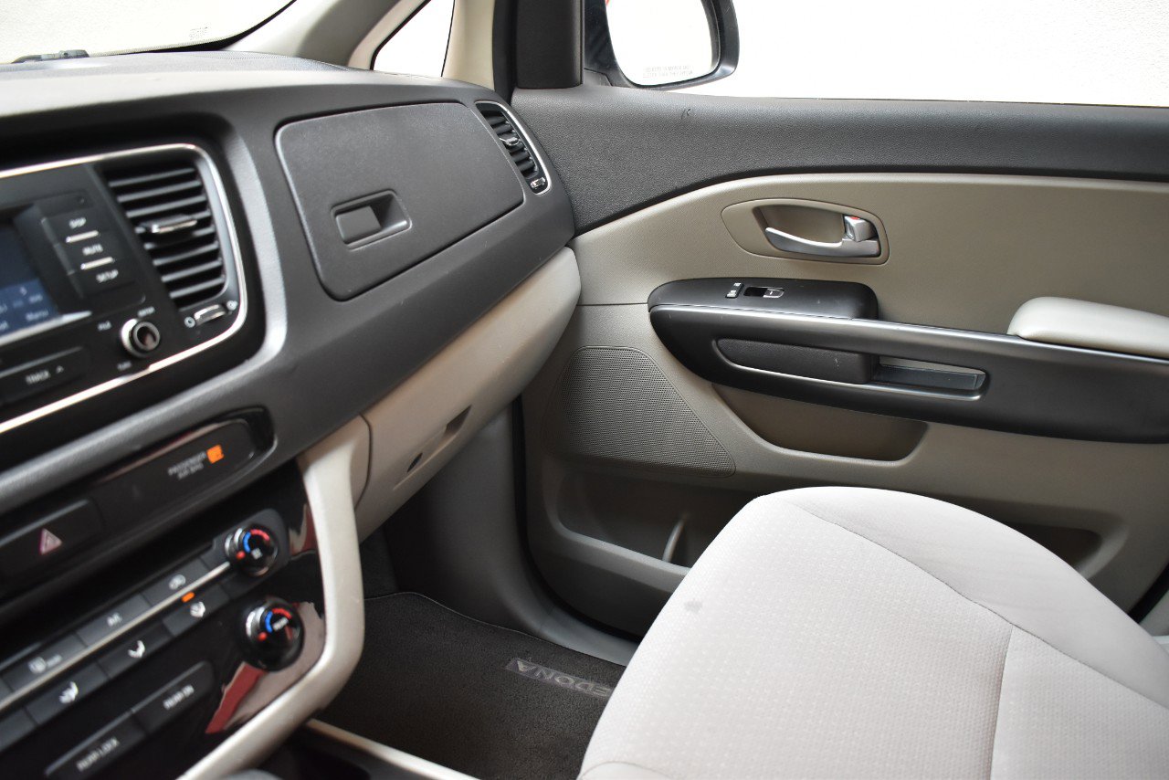 Used 2018 Kia Sedona L FWD image 30