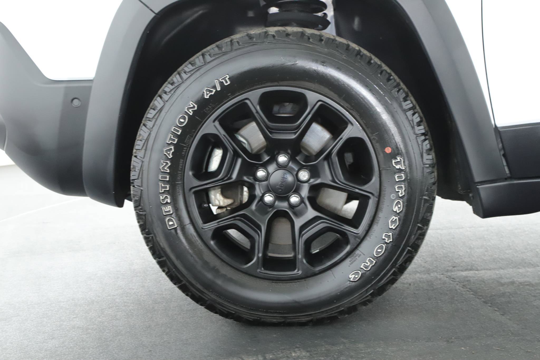 Used 2023 Jeep Cherokee Trailhawk w/ Sun & Sound Group image 21