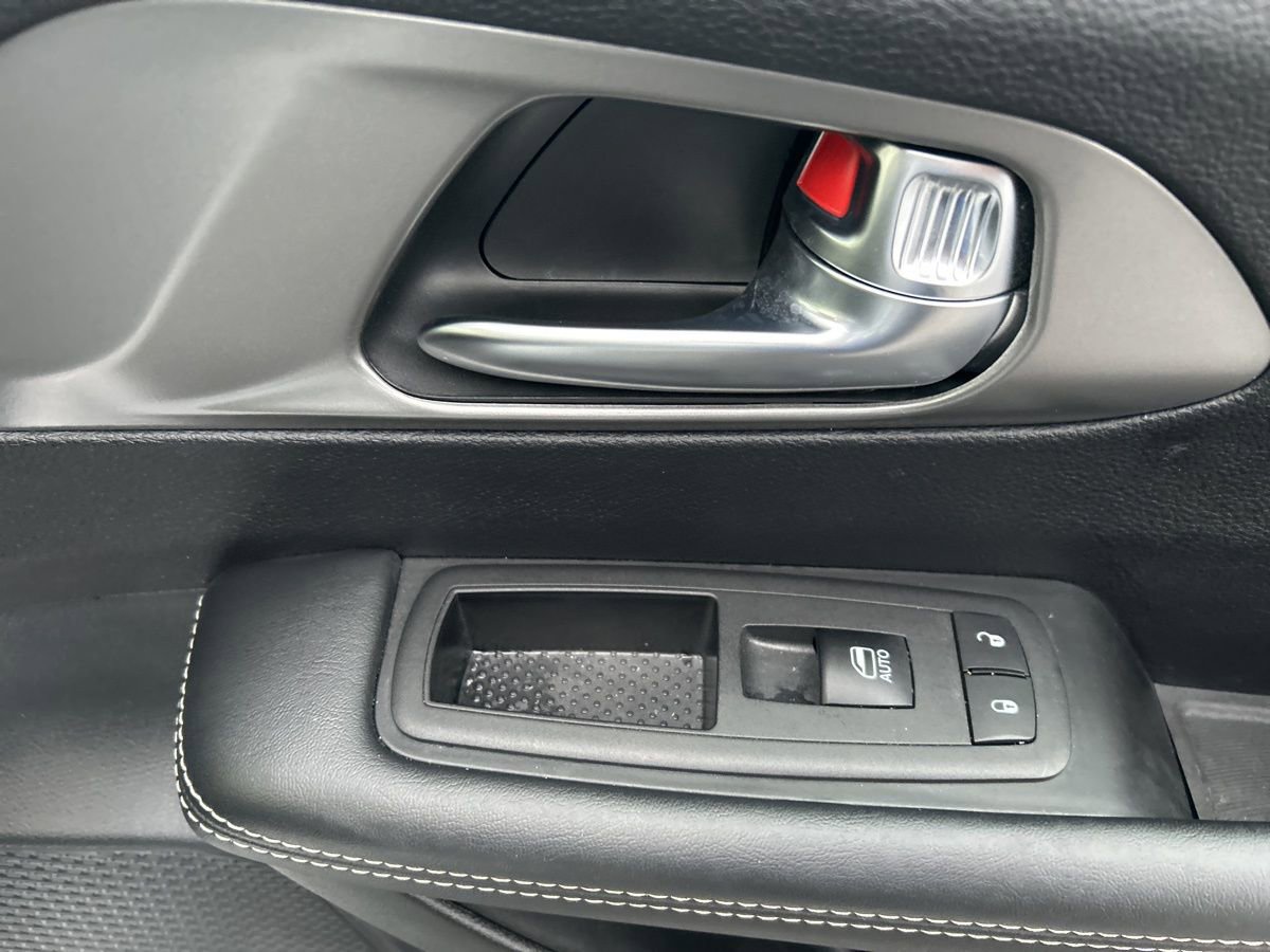 Used 2025 Chrysler Pacifica Select FWD image 38