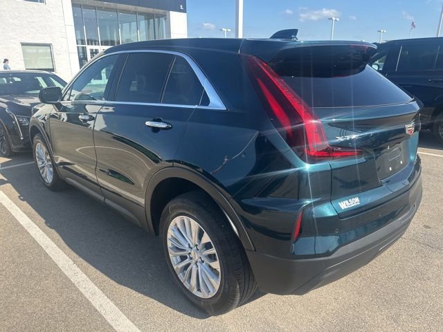Used 2024 Cadillac XT4 Luxury w/ Cold Weather Package FWD image 7