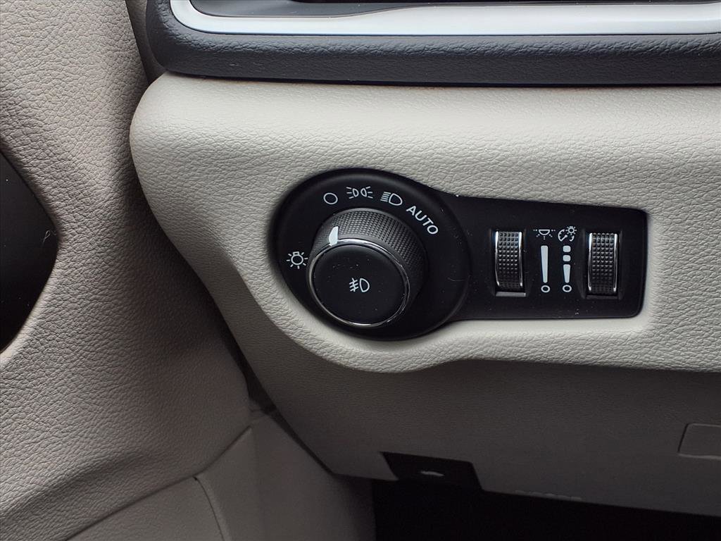 Used 2024 Chrysler Pacifica Touring-L image 22