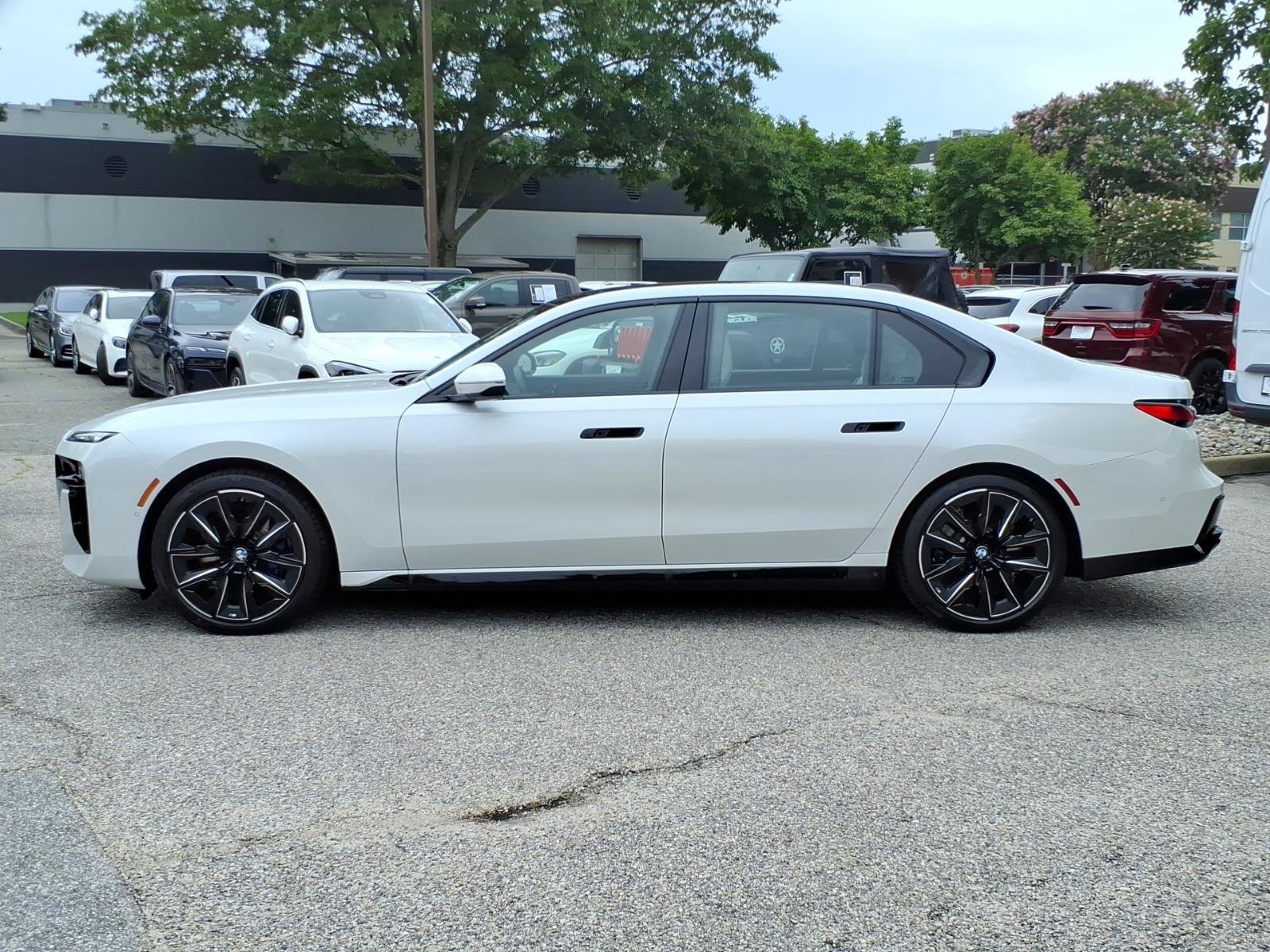 Used 2025 BMW 760i xDrive w/ Executive Package AWD/4WD image 3