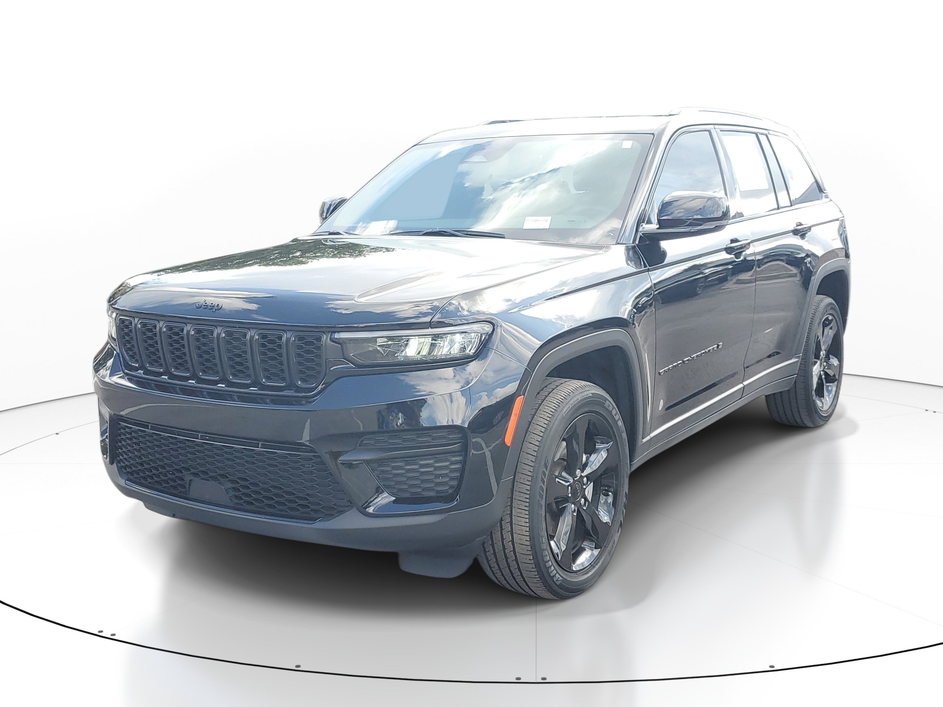 Used 2023 Jeep Grand Cherokee Altitude RWD image 4
