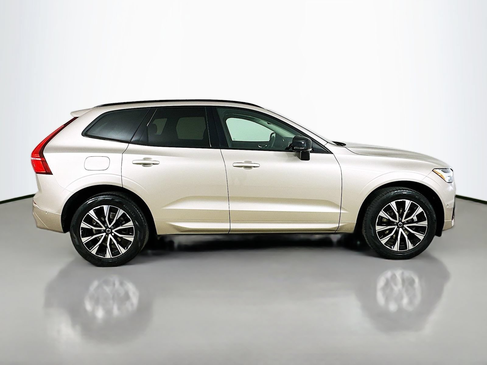 Used 2024 Volvo XC60 B5 Plus w/ Protection Package Premier AWD/4WD image 4