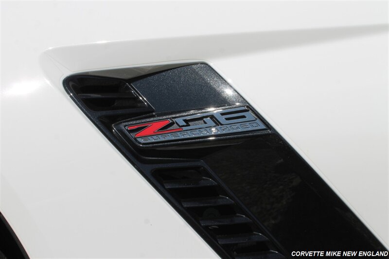 Used 2015 Chevrolet Corvette Z06 w/ 3LZ Preferred Equipment Group RWD image 16