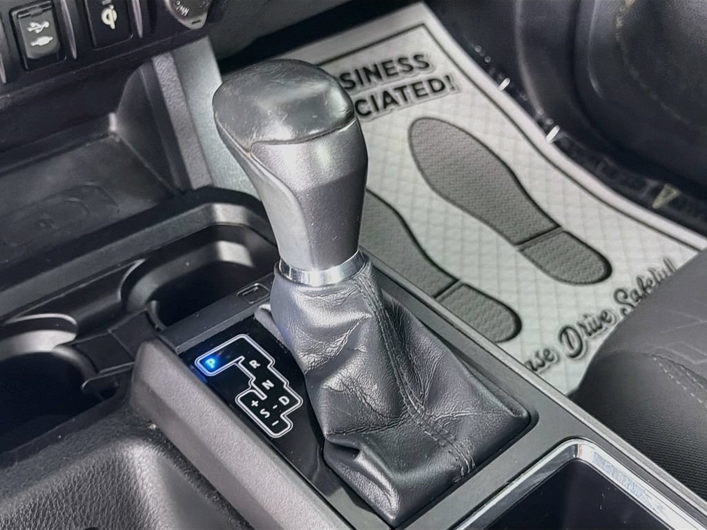 Used 2017 Toyota Tacoma TRD Sport AWD/4WD image 17