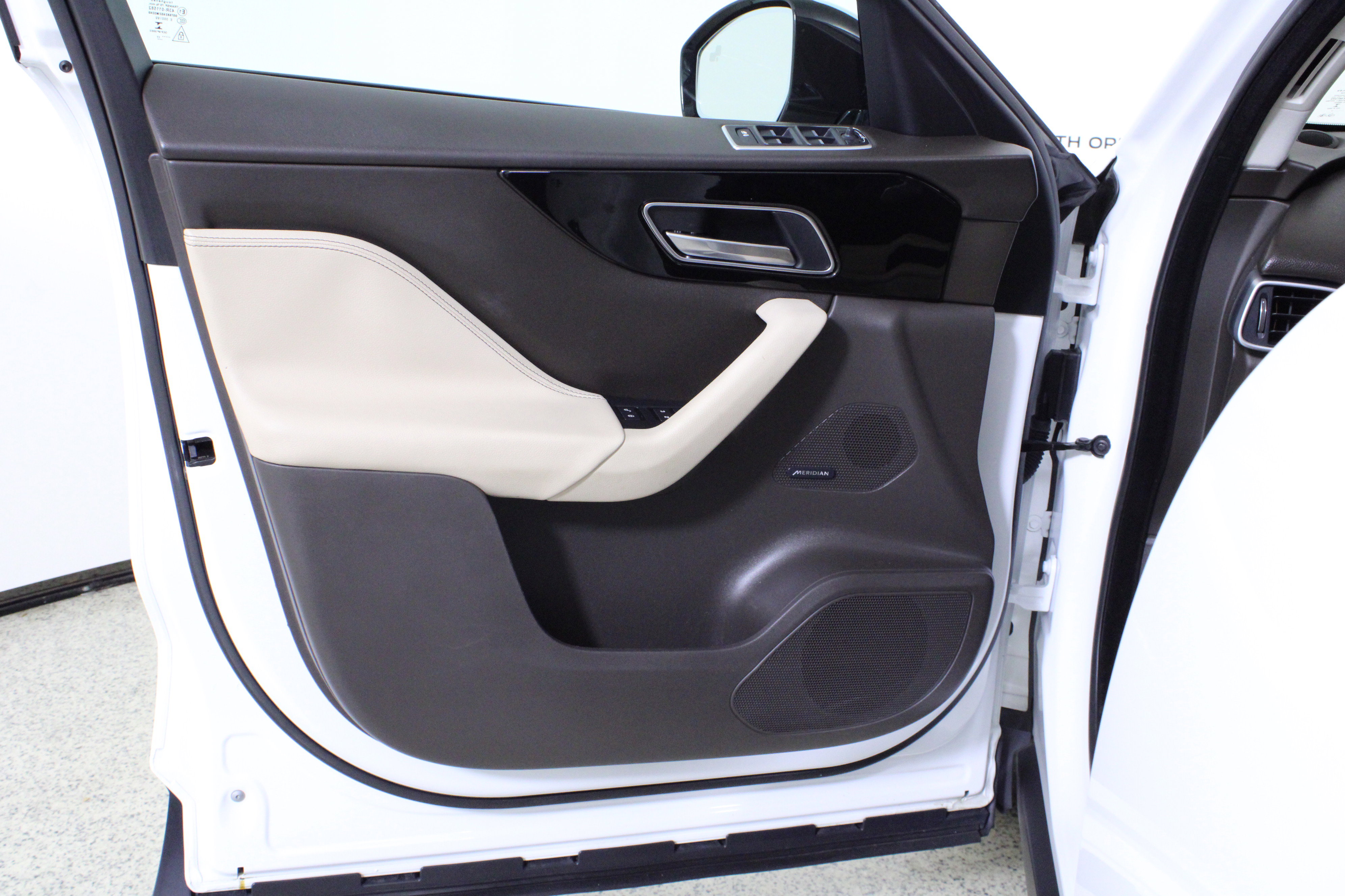 Used 2017 Jaguar F-PACE Prestige image 20