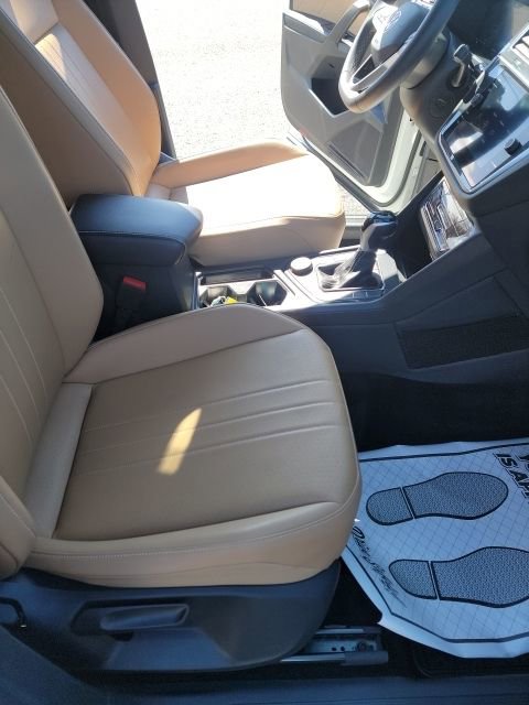Used 2024 Volkswagen Tiguan SE w/ Panoramic Sunroof Package image 10