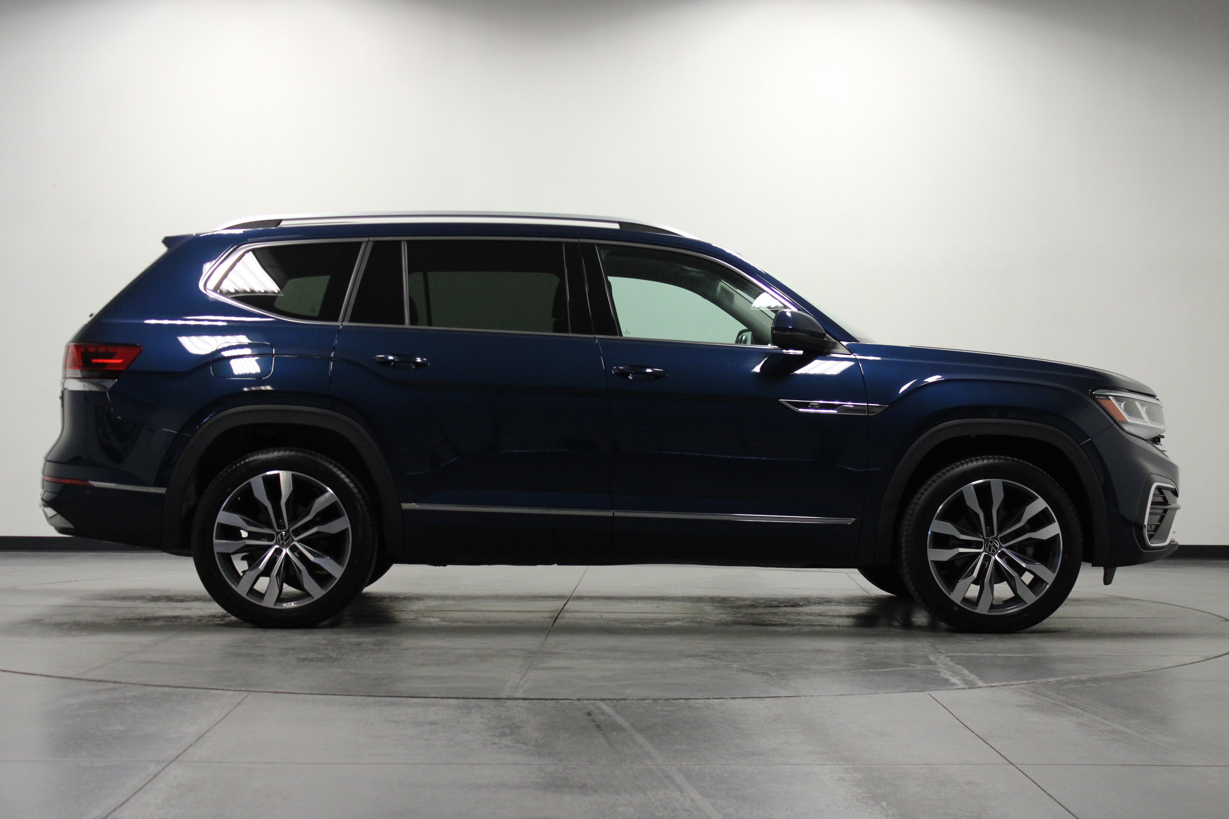 Used 2023 Volkswagen Atlas SEL Premium AWD/4WD image 3