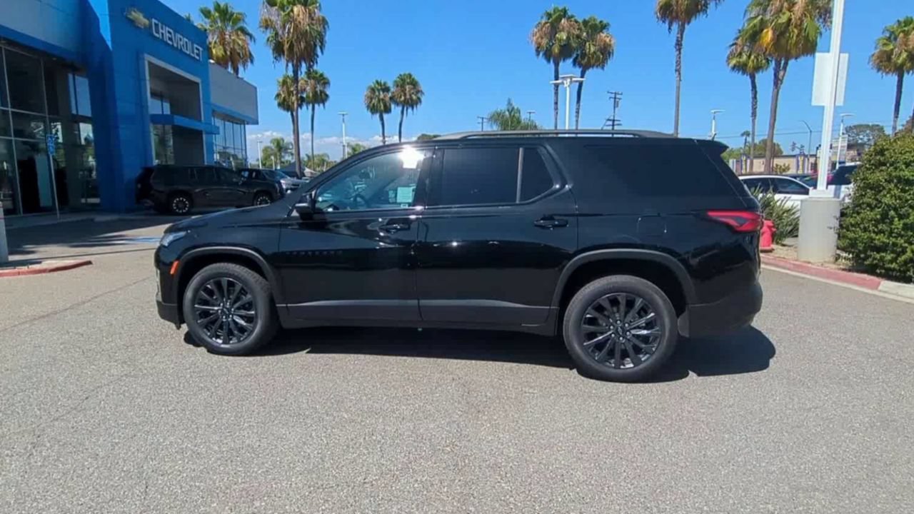 Used 2023 Chevrolet Traverse RS w/ LPO, Cargo Package FWD image 5