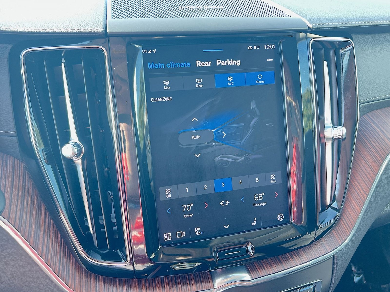 Certified 2023 Volvo XC60 B6 Ultimate w/ Climate Package image 21