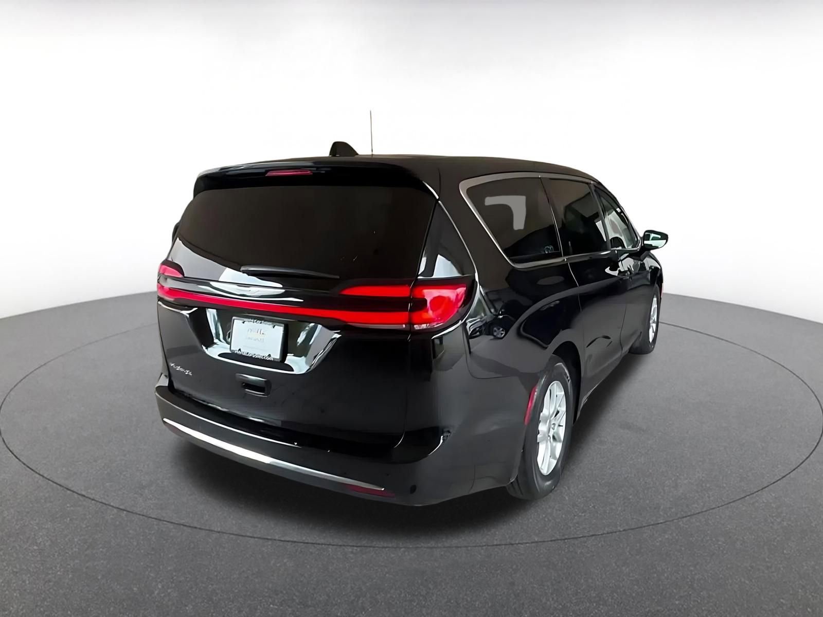 Used 2024 Chrysler Pacifica Touring-L FWD image 14