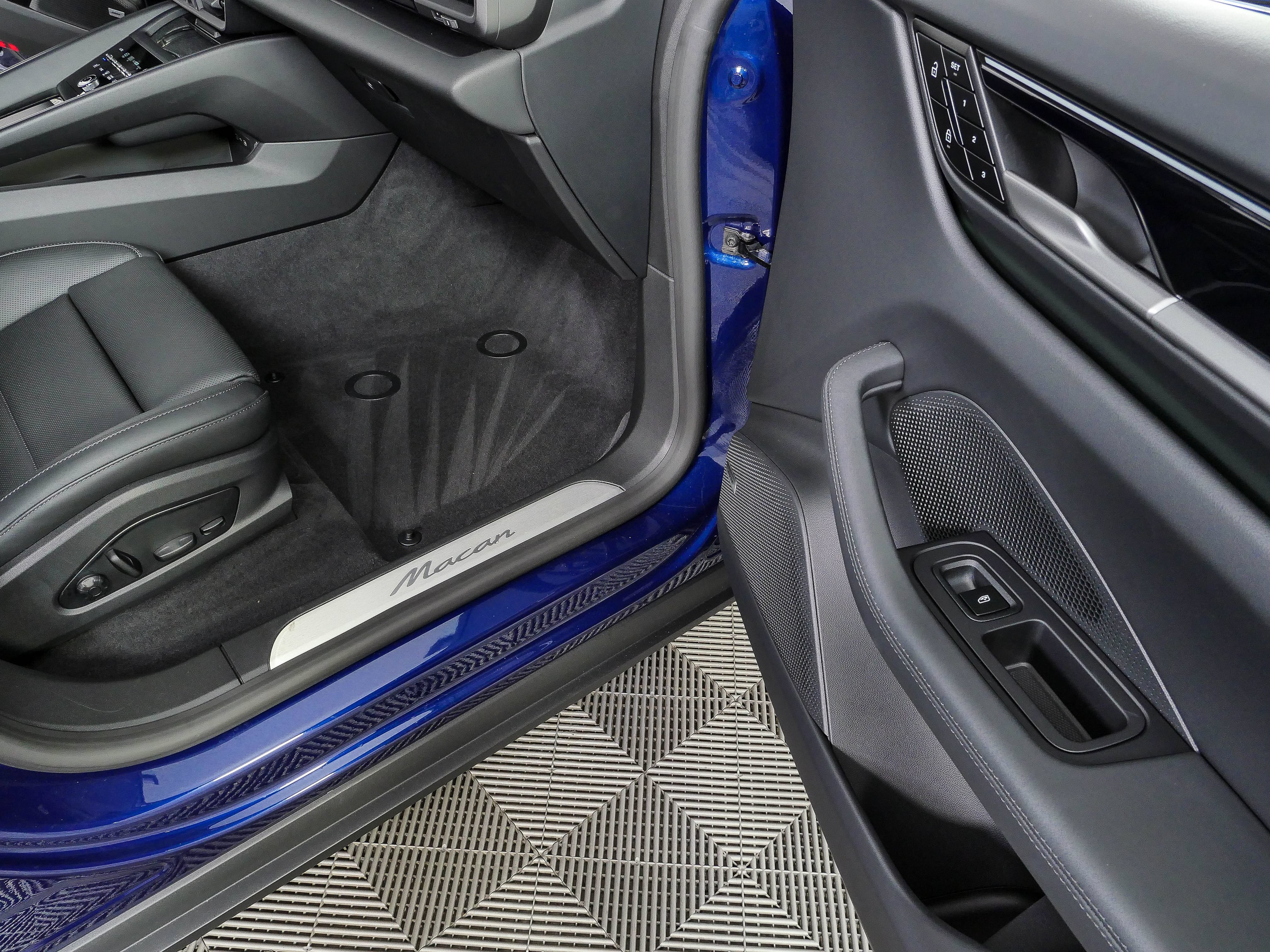 Certified 2025 Porsche Macan Electric RWD image 26