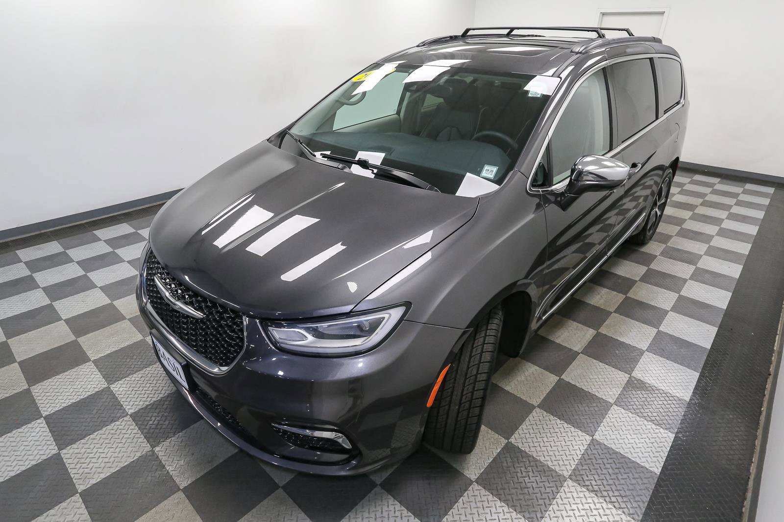 Used 2022 Chrysler Pacifica Limited w/ Uconnect Theater Family Group AWD/4WD image 6